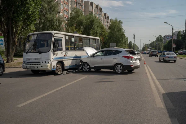 Voronezh, Rusia 16 de agosto de 2019: Un terrible accidente en la calle. Un coche dañado después de una colisión en el autobús en la ciudad. El concepto de conducción descuidada . —  Fotos de Stock