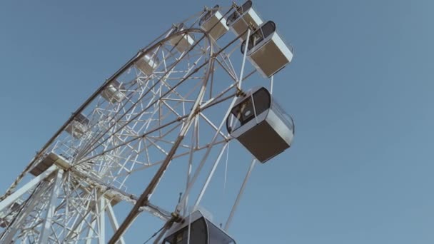 Колесо Обозрения Находится Парке Голубое Небо — стоковое видео