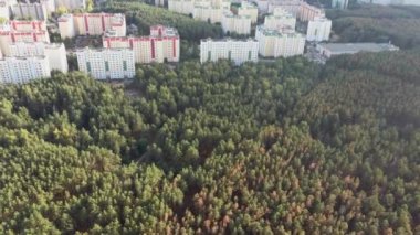 Evleri olan şehrin drone görüntüsü