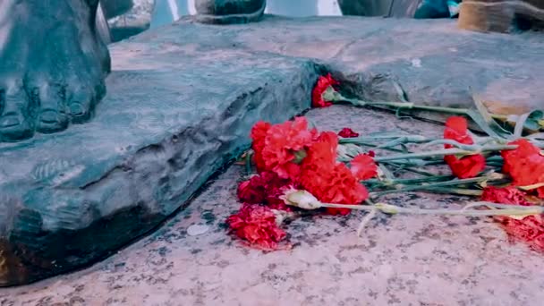 Wilted and fresh carnations are on the monument. — Stock Video