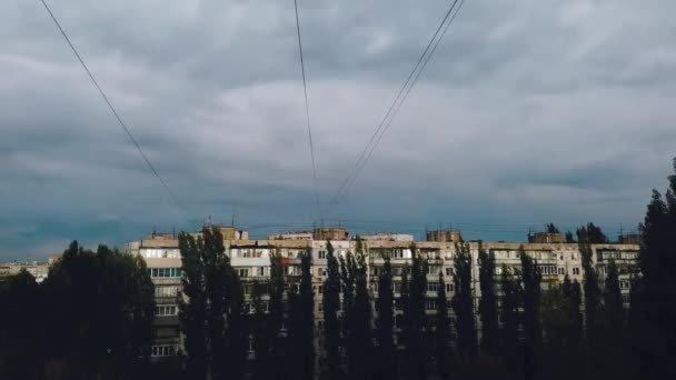 Wolken schweben über der Abendstadt. Zeitraffer — Stockvideo