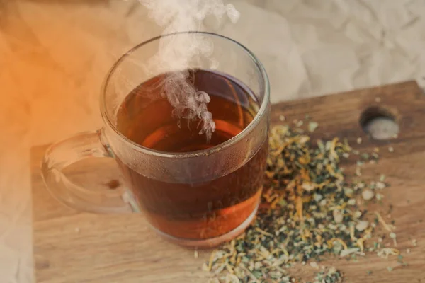 Черный чай в стеклянной кружке, горячий напиток — стоковое фото