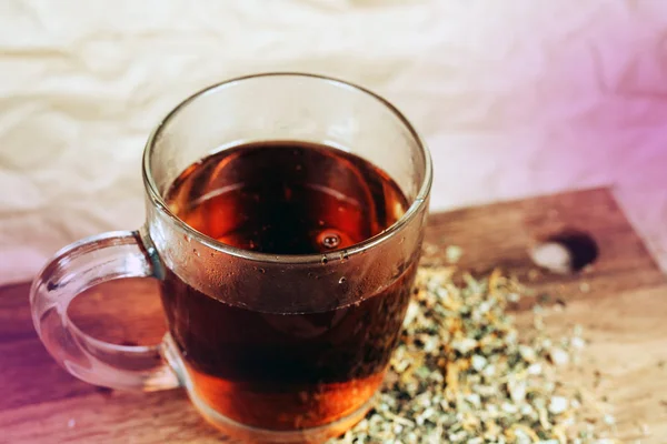 Chá preto em caneca de vidro. Chá preto quente orgânico fresco na caneca de vidro — Fotografia de Stock