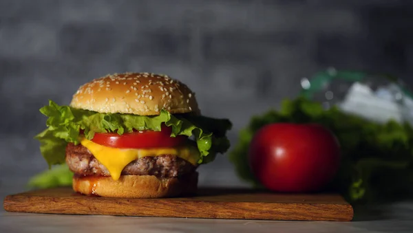 Taze sebzeli ev yapımı hamburger. Sığır eti, peynir ve sebzeli leziz ızgara burger. Lezzetli ızgara çizburger. Metin için boş alan