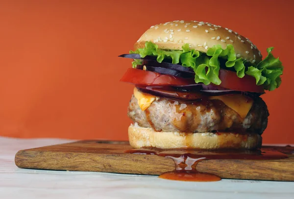 Hausgemachter Hamburger mit frischem Gemüse. leckere gegrillte Burger mit Rindfleisch, Käse, Gemüse. leckere gegrillte Cheeseburger. Freiraum für Text — Stockfoto