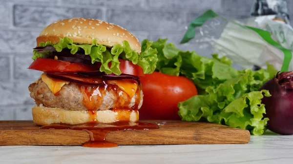 Hambúrguer caseiro com legumes frescos. Hambúrguer grelhado saboroso com carne, queijo, legumes. Delicioso Cheeseburger grelhado. Espaço livre para texto — Fotografia de Stock