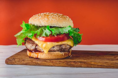 Hamburger veya sandviç. Etli, peynirli ve taze sebzeli lezzetli sandviç hamburgeri. Hamburger ya da sandviç kahvaltı ya da öğle yemeği için popüler bir fast food. Sulu çizburger.