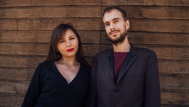 Bu aşktır. Tahta arka planda poz veren bir kız. Sevgililer günün kutlu olsun. Yaz titreşimleri. Çift dışarıda dinleniyor. Birlikteyken eğlenen bir çift. Hippi ve aşık güzel bir kadın. Aşık ol.