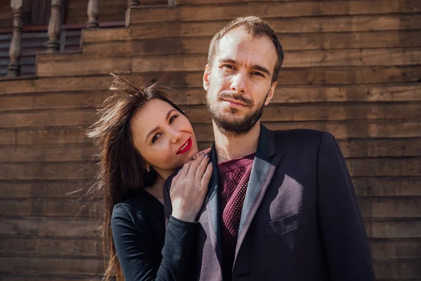 C'est de l'amour. fille avec un mec posant sur un fond en bois. happy valentines jour. vibes d "été. couple se détendre en plein air. Un couple se détend en profitant les uns des autres. Hipster et belle femme amoureuse. Chute d'amour — Photo