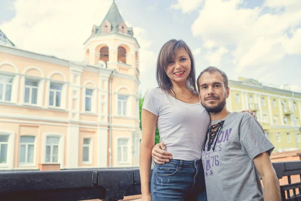 Casal feliz no amor andando na cidade. Amar a cidade casal. Retrato de jovem casal na cidade — Fotografia de Stock