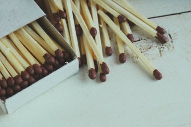 Beyaz ahşap arka plandaki bir kutuda eşleşiyor. yakın çekim, makro fotoğrafçılık eşleşmesi