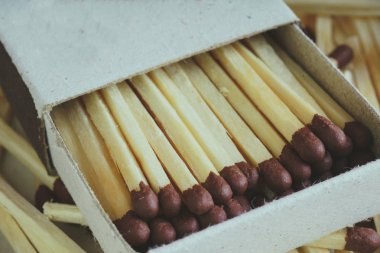 Beyaz ahşap arka plandaki bir kutuda eşleşiyor. yakın çekim, makro fotoğrafçılık eşleşmesi