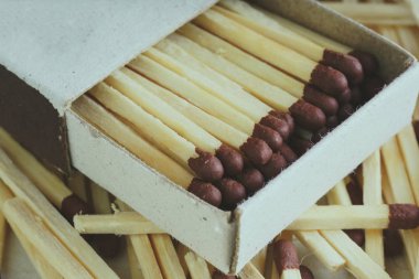 Kutudaki kibritler, beyaz arkaplanda. Makro fotoğrafçılık. Yakın plan çekim. Açık kibrit kutusundaki kibritler