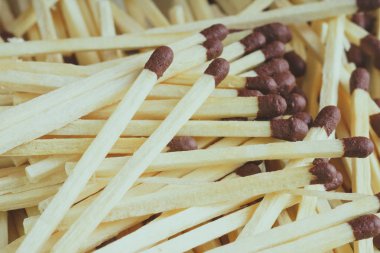 Ahşap kibrit dokusu. Kibrit. Beyaz arka planda bazı eşleşmeler. Desenle uyuşuyor. Kibrit Deseninin Soyut Arkaplanı.