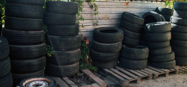 Otomobil lastiklerinin koruyucusu. Bir sürü otomobil lastiği. Araç endüstrisi ticari taşımacılık taşımacılığı için farklı model ve tip lastikler.