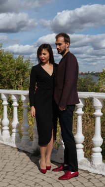 Genç bir çift bir yaz günü rıhtımda poz veriyor..