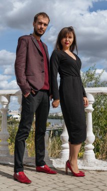 Genç bir çift bir yaz günü rıhtımda poz veriyor..