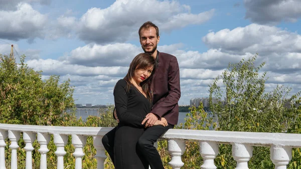 Um jovem casal amoroso está posando na orla em um dia de verão. — Fotografia de Stock