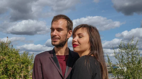 Um jovem casal amoroso está posando na orla em um dia de verão. — Fotografia de Stock