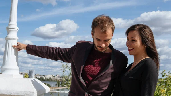 Um jovem casal amoroso está posando na orla em um dia de verão. — Fotografia de Stock