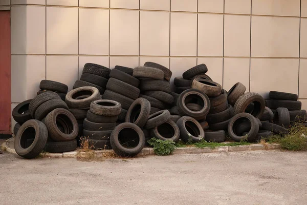 Rusak ban setelah mengemudi kecepatan tinggi. Tumpukan bekas ban yang rusak. tumpukan ban mobil tua untuk daur ulang karet — Stok Foto