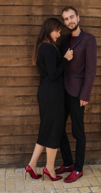 Bu aşktır. Tahta arka planda poz veren bir kız. Sevgililer günün kutlu olsun. Yaz titreşimleri. Çift dışarıda dinleniyor. Birlikteyken eğlenen bir çift. Hippi ve aşık güzel bir kadın. Aşık ol.