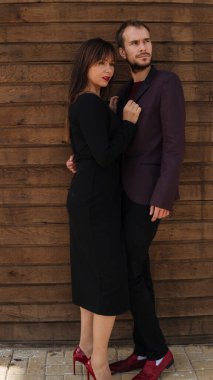 Bu aşktır. Tahta arka planda poz veren bir kız. Sevgililer günün kutlu olsun. Yaz titreşimleri. Çift dışarıda dinleniyor. Birlikteyken eğlenen bir çift. Hippi ve aşık güzel bir kadın. Aşık ol.