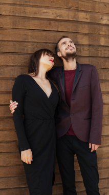 Bu aşktır. Tahta arka planda poz veren bir kız. Sevgililer günün kutlu olsun. Yaz titreşimleri. Çift dışarıda dinleniyor. Birlikteyken eğlenen bir çift. Hippi ve aşık güzel bir kadın. Aşık ol.