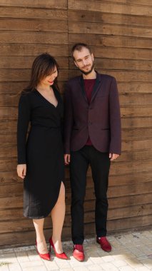 Bu aşktır. Tahta arka planda poz veren bir kız. Sevgililer günün kutlu olsun. Yaz titreşimleri. Çift dışarıda dinleniyor. Birlikteyken eğlenen bir çift. Hippi ve aşık güzel bir kadın. Aşık ol.