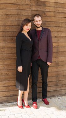 Bu aşktır. Tahta arka planda poz veren bir kız. Sevgililer günün kutlu olsun. Yaz titreşimleri. Çift dışarıda dinleniyor. Birlikteyken eğlenen bir çift. Hippi ve aşık güzel bir kadın. Aşık ol.