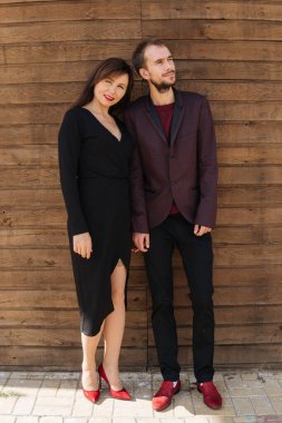 Bu aşktır. Tahta arka planda poz veren bir kız. Sevgililer günün kutlu olsun. Yaz titreşimleri. Çift dışarıda dinleniyor. Birlikteyken eğlenen bir çift. Hippi ve aşık güzel bir kadın. Aşık ol.