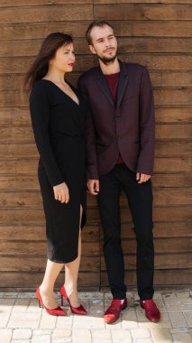 Bu aşktır. Tahta arka planda poz veren bir kız. Sevgililer günün kutlu olsun. Yaz titreşimleri. Çift dışarıda dinleniyor. Birlikteyken eğlenen bir çift. Hippi ve aşık güzel bir kadın. Aşık ol.