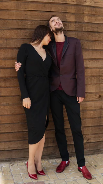 Bu aşktır. Tahta arka planda poz veren bir kız. Sevgililer günün kutlu olsun. Yaz titreşimleri. Çift dışarıda dinleniyor. Birlikteyken eğlenen bir çift. Hippi ve aşık güzel bir kadın. Aşık ol.