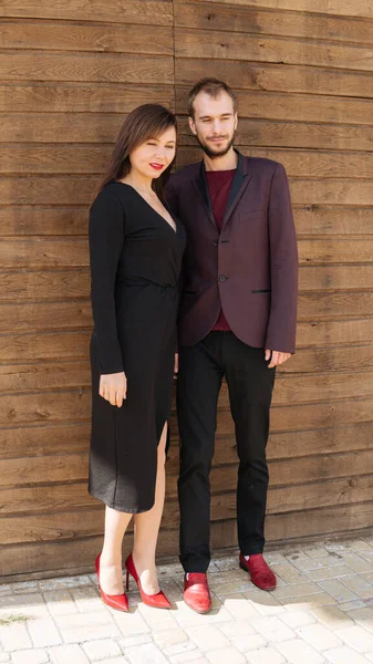 Bu aşktır. Tahta arka planda poz veren bir kız. Sevgililer günün kutlu olsun. Yaz titreşimleri. Çift dışarıda dinleniyor. Birlikteyken eğlenen bir çift. Hippi ve aşık güzel bir kadın. Aşık ol.