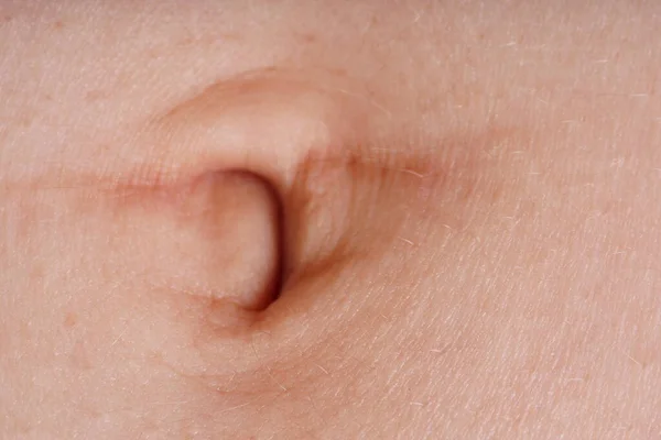 Pępek na ciele kobiety zbliżenie. — Zdjęcie stockowe