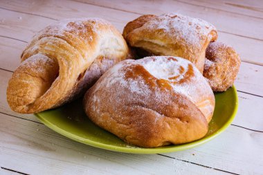 Beyaz ahşap arka planda taze tatlı hamur işleri