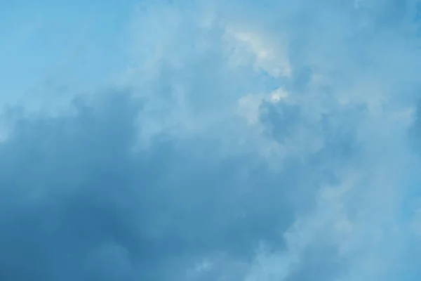 白い雲が美しい青空の質感. — ストック写真