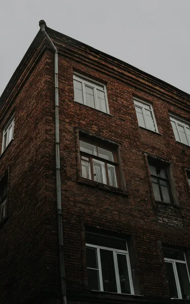 Старый жилой дом на фоне неба. Архитектура времен СССР. — стоковое фото