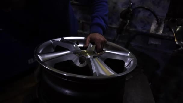 加工轮胎服务，在运动中的轮胎 — 图库视频影像