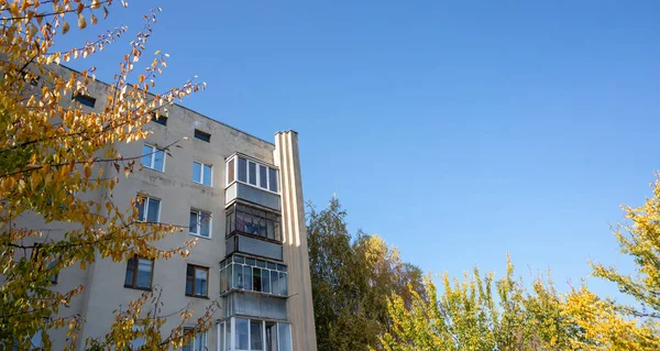 Egy régi lakóépület a szürke égbolttal szemben. A Szovjetunió építészete. — Stock Fotó