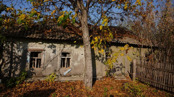 Uma velha casa abandonada com janelas partidas. Casa abandonada na zona de exclusão em Chernobyl, a cidade de Pripyat . — Fotografia de Stock