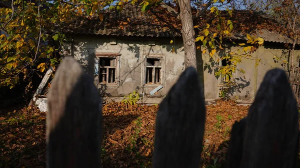 Starý opuštěný dům s rozbitými okny. Opuštěný dům v odloučené zóně v Černobylu, městě Pripyat. — Stock fotografie