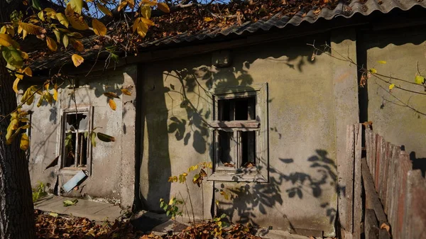 Kırık camları olan terk edilmiş eski bir ev. Pripyat şehri Çernobil 'de terk edilmiş bir ev.. — Stok fotoğraf