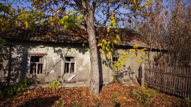 Ett gammalt övergivet hus med trasiga fönster. Övergivna hus i exklusionszonen i Tjernobyl, staden Pripyat. — Stockvideo