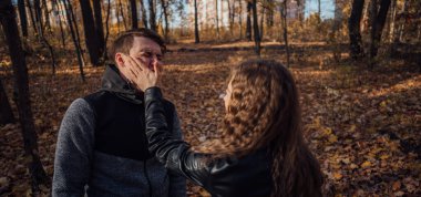 Sokakta tokat yiyen bir adam. Mutsuz, korkmuş adam parkta tokat yiyor.