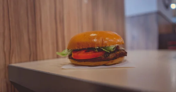 Fast Food Burger. Hamburger Tisch im Schnellrestaurant — Stockfoto