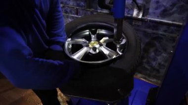 Moskova, Rusya 18 Ekim 2019: Otomobil servisinde tekerlek dengeleme veya tamir etme ve değiştirme. Tamircinin garajı ya da atölyesi