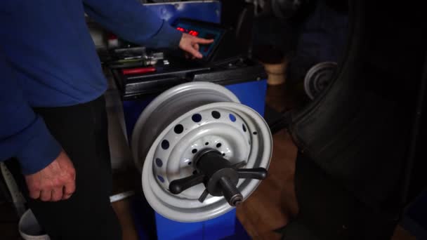 Equilibrio de ruedas de coche en servicio . — Vídeos de Stock