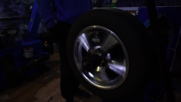 Закрытие балансировки колес. The Process Tire Service, Tire In Motion — стоковое видео