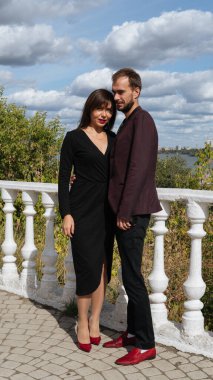 Genç bir çift bir yaz günü rıhtımda poz veriyor..